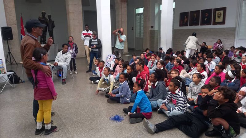 Adán Iglesias, director de dedeté, intercambia con los niños en fluidoy divertido taller sobre el cuidado del Medio Ambiente.