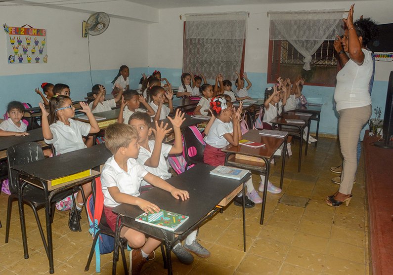 En difíciles circunstancias, el presupuesto del Estado respalda los derechos de acceso universal y gratuito a la educación, la salud pública y la protección de la seguridad social.
