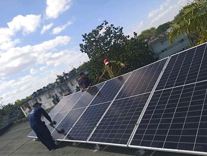 Colocación de los paneles fotovoltaicos que alimentan el consultorio médico con horario extendido en General Carrillo, Remedios.
