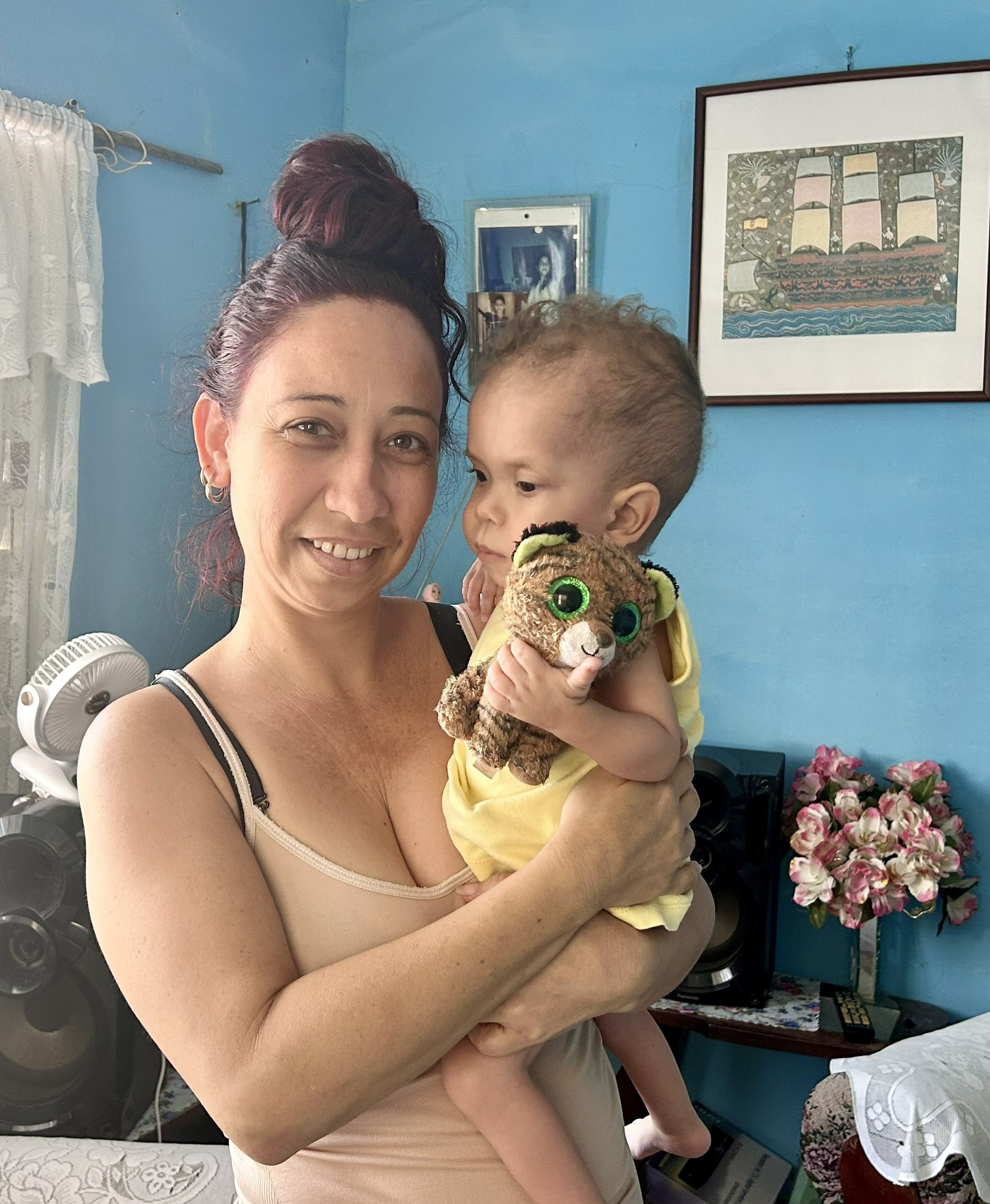 «Mi hijo es un milagro», asegura la holguinera Ariannis Maylin Barrera González, quien se muestra agradecida con la ayuda brindada con la entrega del panel solar y su estación de energía.