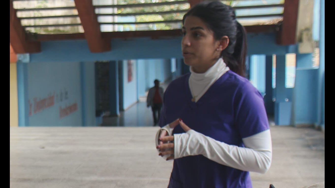 Joven veterianaria cubana