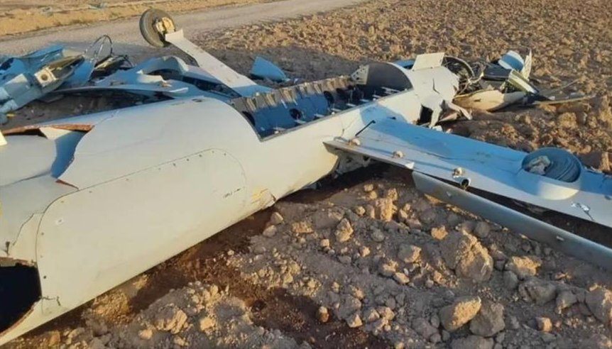 Restos de un dron agresor derribado por la defensa aérea de Irán
