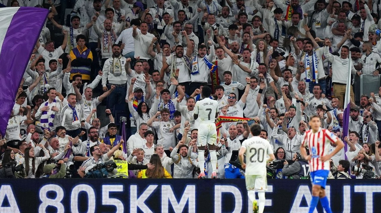 Vinicius Jr. celebra con la grada principal del Santiago Bernabéu su segundo gol contra el Atlético de Madrid.