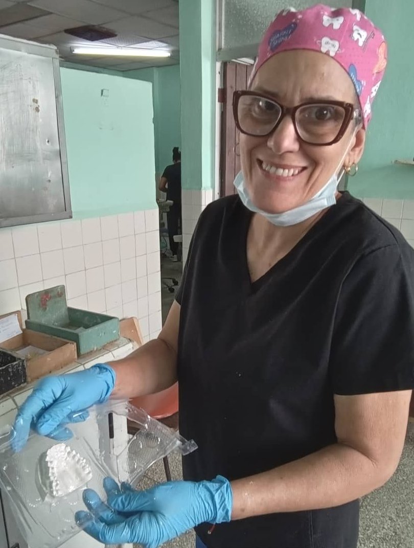 La doctora Silvia siente orgullo por haber creado un aditamento de factura nacional.
