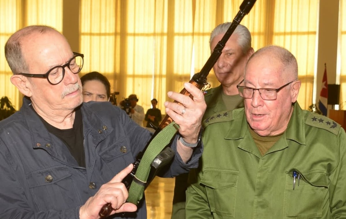 Silvio recibe el AKM que pidió: como él, millones de cubanos no le fallarán a la Patria