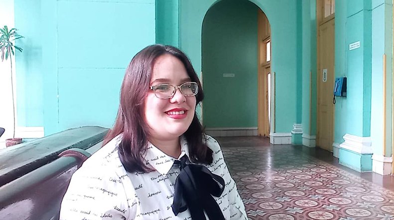 A sus 26 años, Nathaly de la Caridad León Acosta es jueza profesional de la Sala Primera de lo Penal en el Tribunal Provincial de Pinar del Río