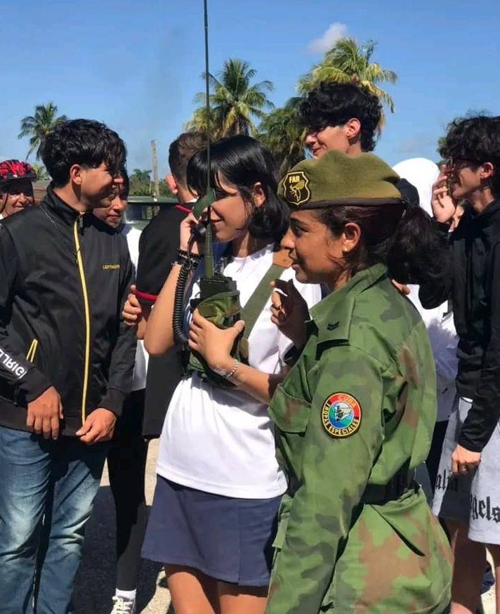 En el Bastión estudiantil los muchachos de la FEEM compartieron con jóvenes combatientes de las FAR.