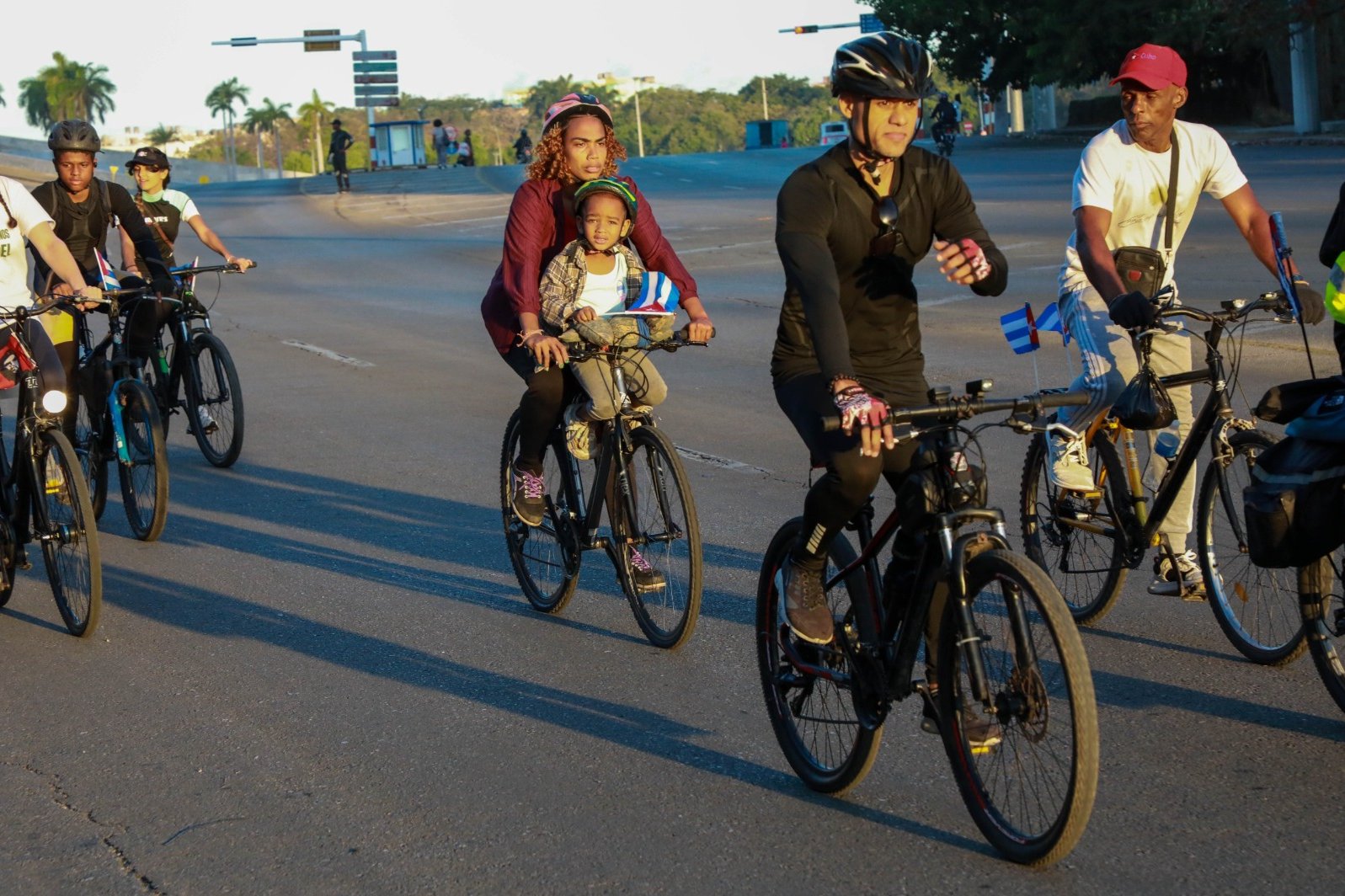 Pedalean jóvenes hacia Girón en saludo a la victoria antimperialista