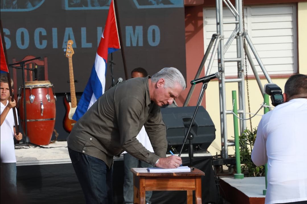 Con la presencia del Primer Secretario del Comité Central del Partido comunista de Cuba y Presidente de la República, Miguel Díaz-Canel Bermúdez, de otros dirigentes, y del pueblo, tuvo lugar este domingo 19 de abril el Acto por el aniversario 65 de la Victoria de Playa Girón.