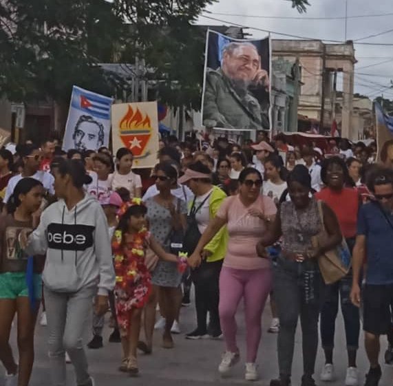 Desfile en saludo al 4 de abril en Ciego de Ávila.