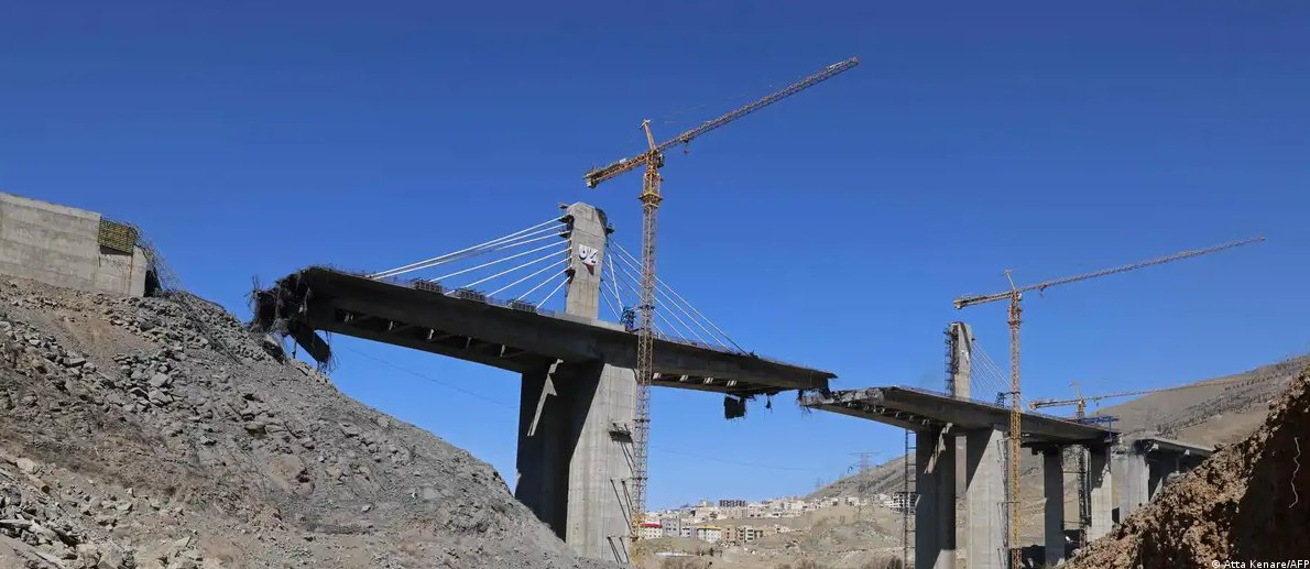 El puente B1, el más alto de Irán, yace destruido un día después de uno de los más recientes ataques ejecutado por Estados Unidos en Karaj, a unos 35 km al suroeste de Teherán.