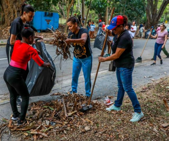 Jóvenes del Palacio de la Revolución se sumaron a las intensas jornadas de trabajo voluntario para celebrar el aniversario 64 de la UJC y el 65 de la OPJM.