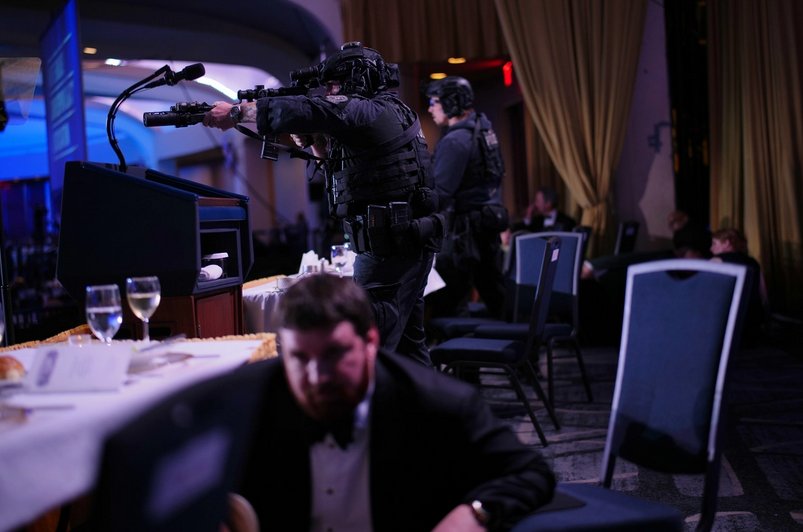 Agentes policiales en el salón de la cena