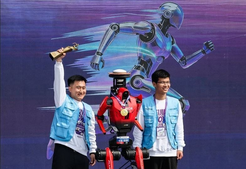 El modelo Lightning cruzó la meta primero que los miles de corredores inscritos en la Beijing E-Town Half Marathon 2026.
