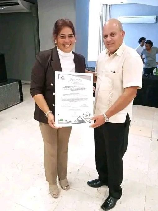 Momento en que la Doctora en Ciencias Veterinarias Yulaine Corrales Barrios recibió hace pocos días el Premio Nacional a la Innovación Tecnológica correspondiente a 2025 .