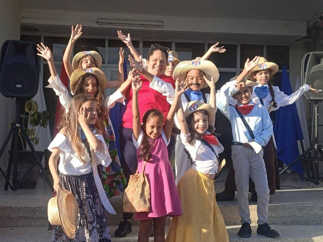 En sus obras y espectáculos el grupo Colibrí incluye los valores y las tradiciones patrias.