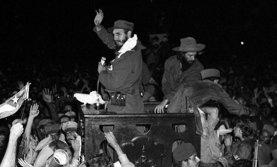 Tres palomas de una casa cercana comenzaron a revolotear alrededor de Fidel Castro durante su discurso el 8 de enero de 1959.