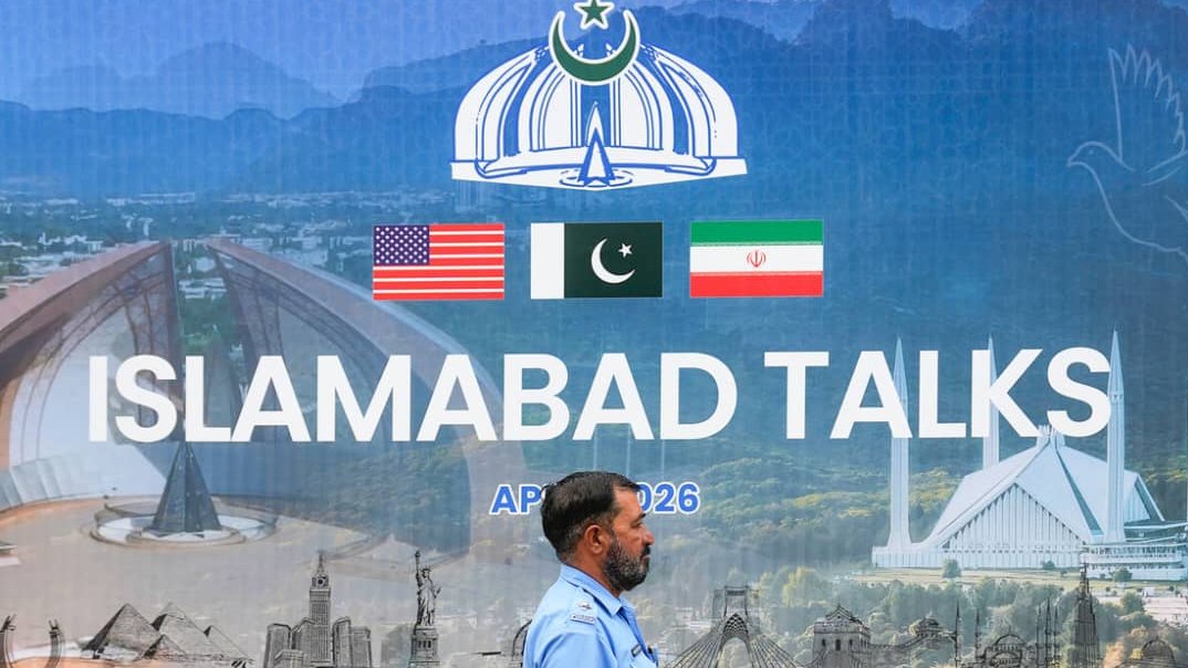 Las conversaciones se desarrollan este sábado después de que funcionarios estadounidenses e iraníes se reunieran por separado con el primer ministro paquistaní.