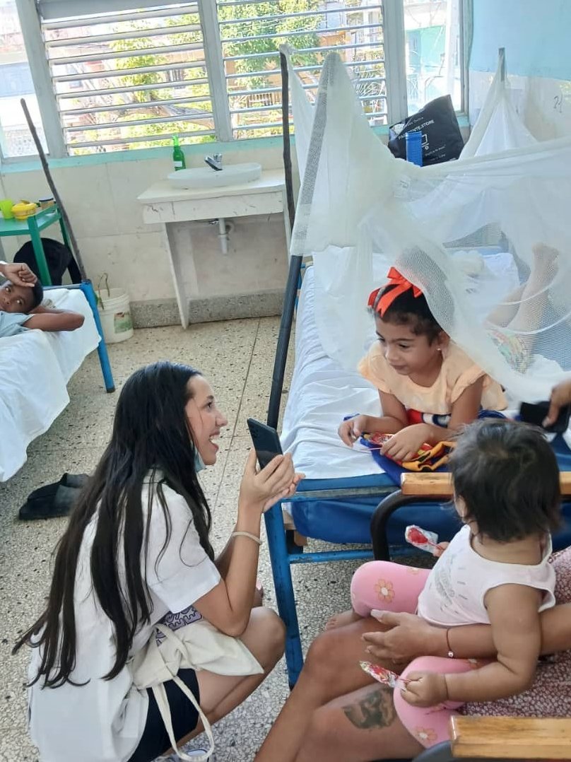 Los estudiantes llegan con su alegría hasta la sala de hemodiálisis del hospital infantil.  Los jóvenes no solo llevan su formación y contenidos técnicos a los centros hospitalarios, sino también ofrecen arte, intercambian en las salas y conectan con los pacientes.