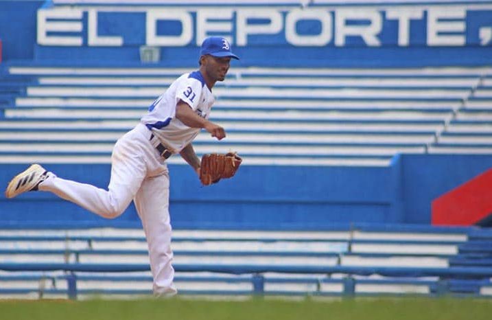 Carlos Manuel Cuesta es el único lanzador que registra menos de cuatro carreras limpias por juego.