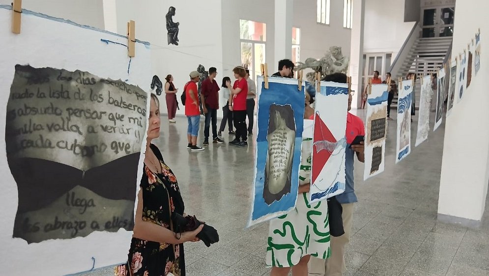 La muestra nace de aquello que les «dolió lo suficiente como para volcarlo en materia artística», otorgándole a la  exposición una carga de honestidad y búsqueda introspectiva que resuena con fuerza en esta edición de las Romerías.