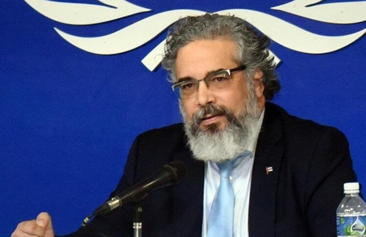  Rodolfo Benítez Verson, embajador y representante permanente de Cuba ante la ONU, denunció hoy en la Conferencia de Desarme en Ginebra, Suiza, la amenaza de una agresión militar directa contra la isla por parte de Estados Unidos, informó la Misión de Cuba en Ginebra desde su perfil en la red social Facebook.     El diplomático afirmó que un ataque violaría la Carta de la ONU y el Derecho Internacional, y provocaría graves pérdidas humanas tanto en Cuba como en Estados Unidos.     Benítez señaló que el gobierno estadounidense recrudeció el bloqueo económico, comercial y financiero con sanciones adicionales y un cerco energético que desde el 29 de enero impide la entrada de combustible, equivalente a un bloqueo naval.     Explicó que las medidas han generado cortes de electricidad, dificultades en el suministro de agua y gas, afectaciones en la producción de alimentos y servicios médicos, así como un aumento de la mortalidad infantil y la reducción de la expectativa de vida en niños enfermos de cáncer.     El embajador calificó de arbitraria la instrucción de cargos penales contra el líder de la Revolución Cubana, General de Ejército Raúl Castro Ruz, y la consideró un intento de justificar una acción militar.     Reiteró la disposición de Cuba a mantener conversaciones bilaterales sin injerencia en sus asuntos internos, y llamó a la comunidad internacional a impedir una agresión que tendría consecuencias impredecibles.     Benítez pidió solidaridad con Cuba frente al bloqueo de combustible y las amenazas militares, y aseguró que el pueblo cubano defenderá su soberanía e independencia hasta las últimas consecuencias.