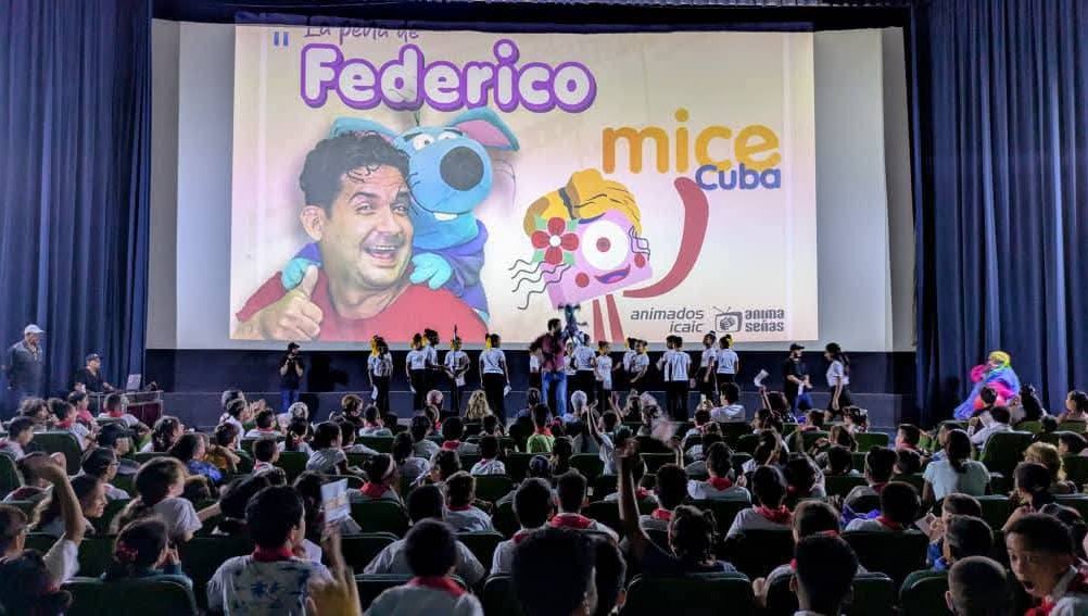 Niños, adolescentes y jóvenes acompañaron desde el cine La Rampa la inauguración de la 5ta. Muestra Internacional de Cine Educativo.