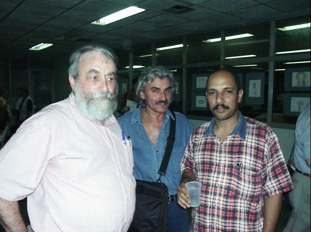 En la Redacción de Juventud Rebelde, Lent (a la izquierda), junto a los colegas Tomy —fallecido en el año 2010— y ARES.