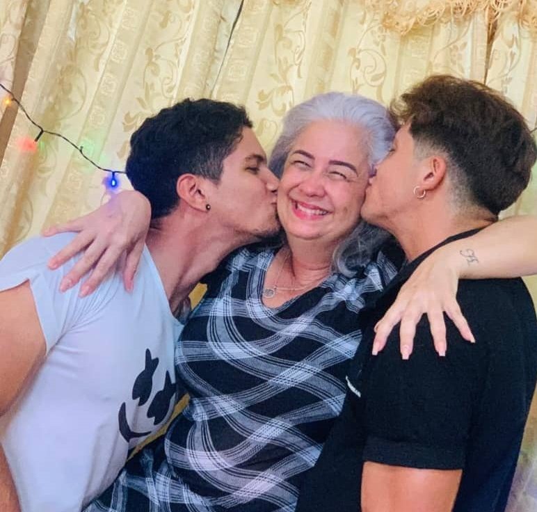 Yelaines con sus hijos Andrés y Abel, quienes viven orgullosos de ella.