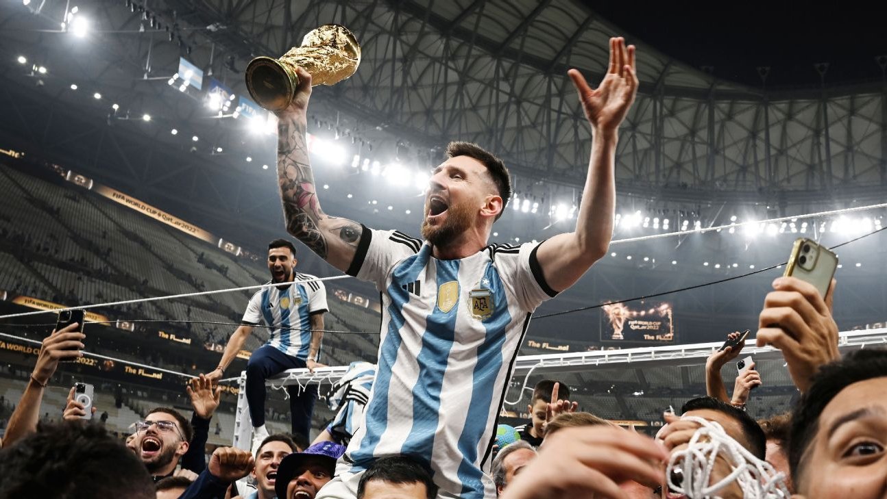 Lionel Messi levanta al cielo de Catar su ansiada Copa Mundial de Fútbol.