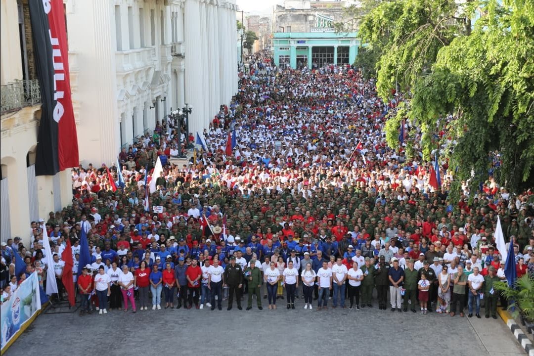 Miles de santaclareños en una Tribuna Abierta rechazaron el golpe político que intenta dar el Gobierno de los Estados Unidos con la acusación al General de Ejército Raúl Castro Ruz y denunciaron el impacto del bloqueo en el pueblo cubano.