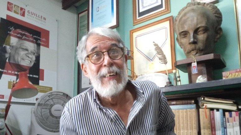 El historiador y escritor Larry Morales en cuarto de trabajo