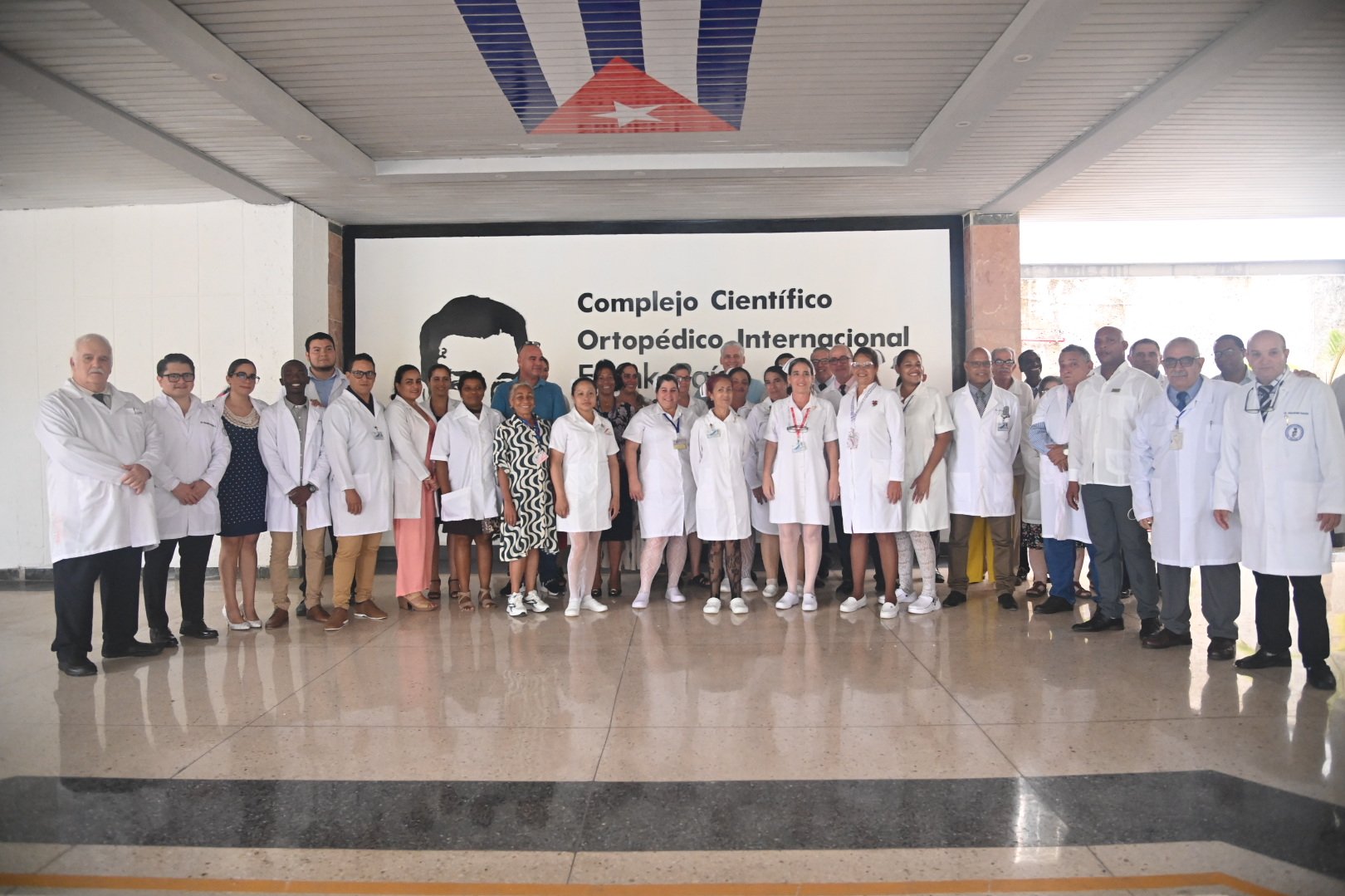 Miguel Díaz-Canel Bermúdez en visita al Complejo Científico Ortopédico Internacional Frank País, centro que avanza en la transformación digital para fortalecer la calidad, seguridad e integración de todos los procesos.