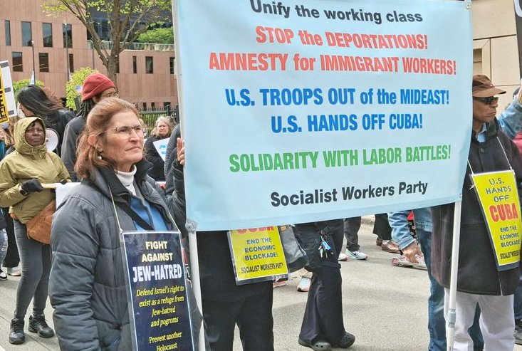 Este fue uno de los carteles enarbolados en el 1ro. de Mayo en Chicago