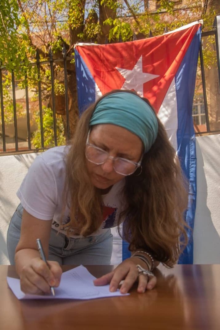 Más de seis millones de cubanos firmaron por La Patria. Durante el acto central por el Primero de Mayo que se celebra en la Tribuna Antimperialista José Martí se informó que 6 230 973 cubanos y cubanas firmaron por la Patria, la paz y la soberanía, frente al bloqueo energético y la guerra.