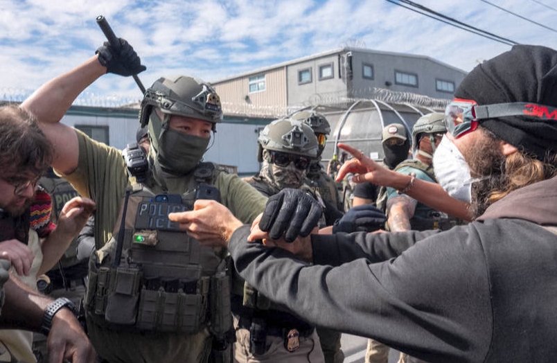 Manifestantes se enfrentan a agentes del ICE frente al Delaney Hall en Newark, Nueva Jersey.