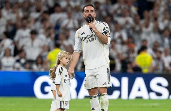 Dani Carvajal, acompañado de sus hijas pequeñas, se dirige por última vez a la afición del Real Madrid.