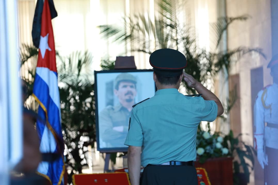 El Granma ha perdido a otro de los suyos. Ramiro Valdés, comandante, vigía de la retaguardia, atracó en la orilla definitiva.