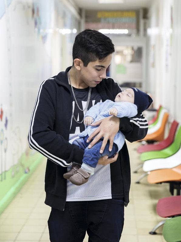Ser papá a temprana edad es un cambio estresante para el adolescente y su familia.