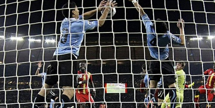 Luis Suárez bloquea con sus manos el gol que le daba el pase a Ghana a las semifinales de la Copa Mundial de Fútbol Sudáfrica 2010.