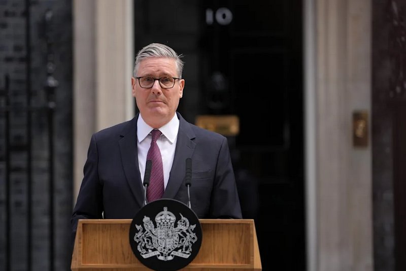 Frente al 10 de Downing Street, Keir Starmer anunció su dimisión como primer ministro.