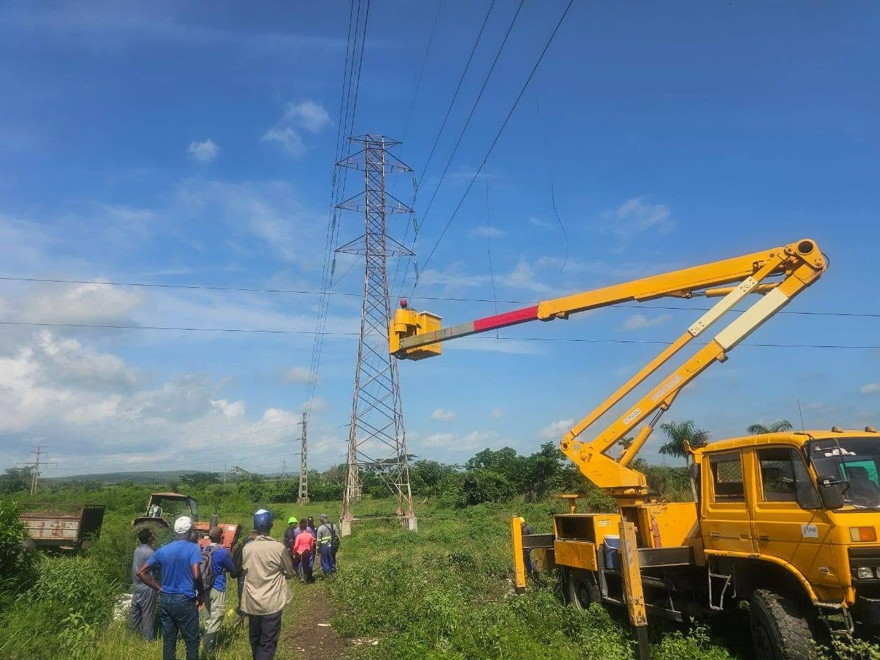 Brigadas de linieros de las provincias Santiago de Cuba y Guantánamo trabajan en el municipio San Luis, en la reparación de las líneas de 110 kV que garantizan el suministro eléctrico hacia la provincia guantanamera.