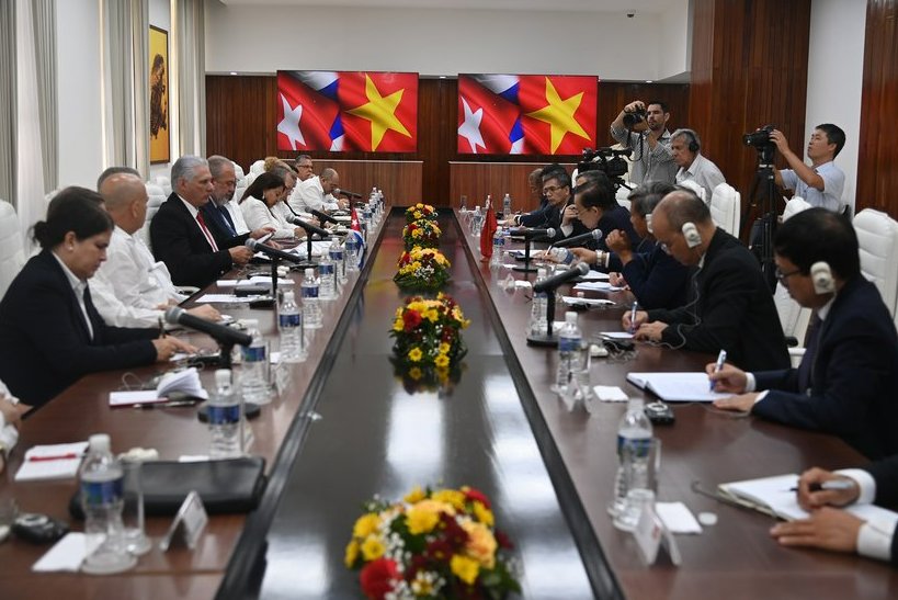 Encuentro entre delegaciones oficiales de Cuba y Vietnam