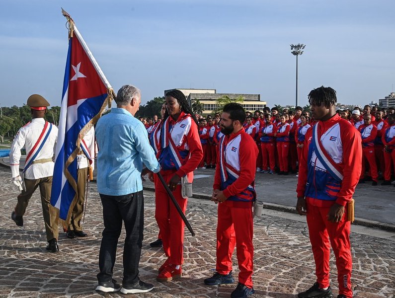 El Presidente Miguel Díaz-Canel Bermúdez entregó la bandera que acompañara a la delegación cubana a los 25tos. Juegos Centroamericanos y del Caribe.