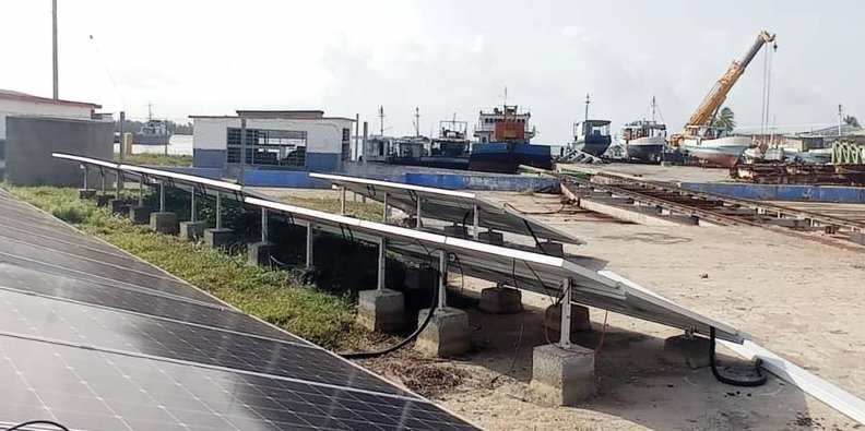 El nuevo parque solar en La Coloma tendrá una capacidad de generación durante el día de 2.3 megawatts.
