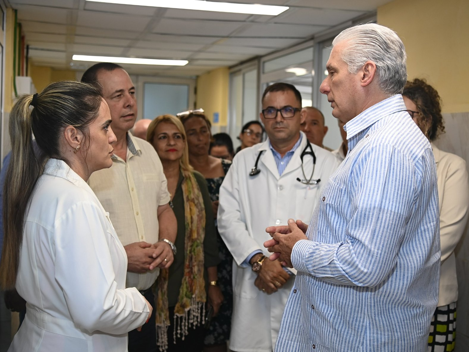 En diálogo con directivos y trabajadores del popularmente conocido como Clínico de 26