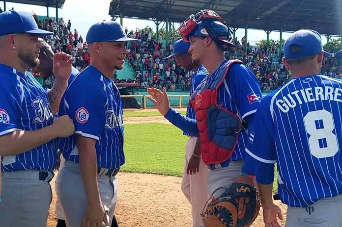 Los Leones de Industriales se colocaron a un triunfo de conquistar el título de la IV Liga Élite