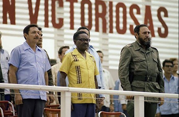 El Comandante en Jefe Fidel Castro Ruz, en el acto por el 26 de Julio de 1976, en Pinar del Río. Junto a él Agos­tinho Neto, presidente de Angola, y el General de Ejército Raúl Castro Ruz
