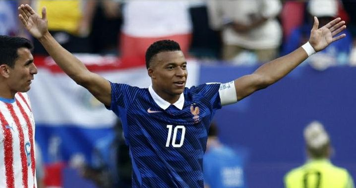 Desde el punto penal Kylian Mbappé empató a Lionel Messi en la cima de la bota de oro del torneo.