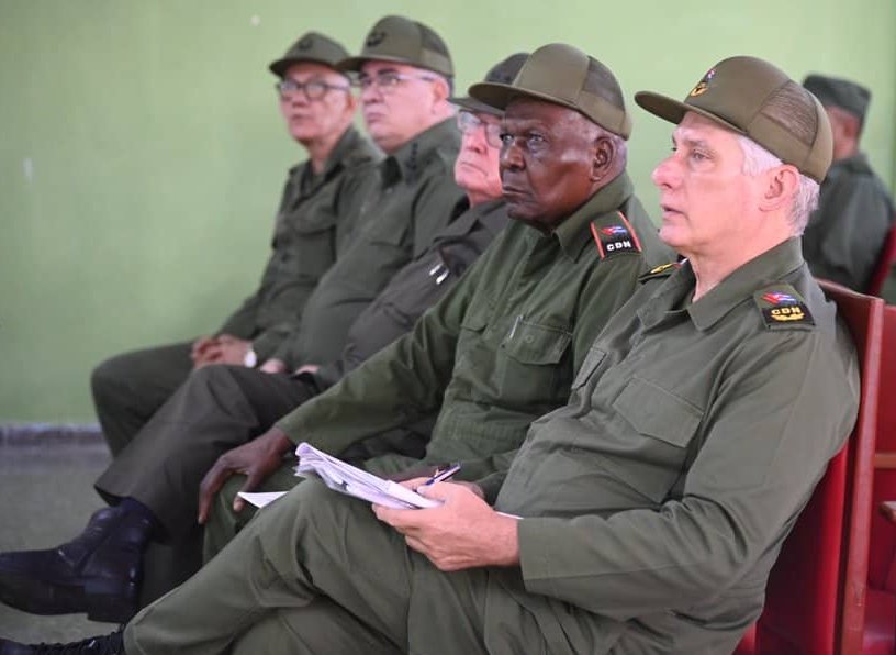 El Presidente del Consejo de Defensa Nacional, Miguel Díaz-Canel Bermúdez, al participar, como cada viernes, en el Día Nacional de la Defensa, esta vez en el municipio La Habana del Este.